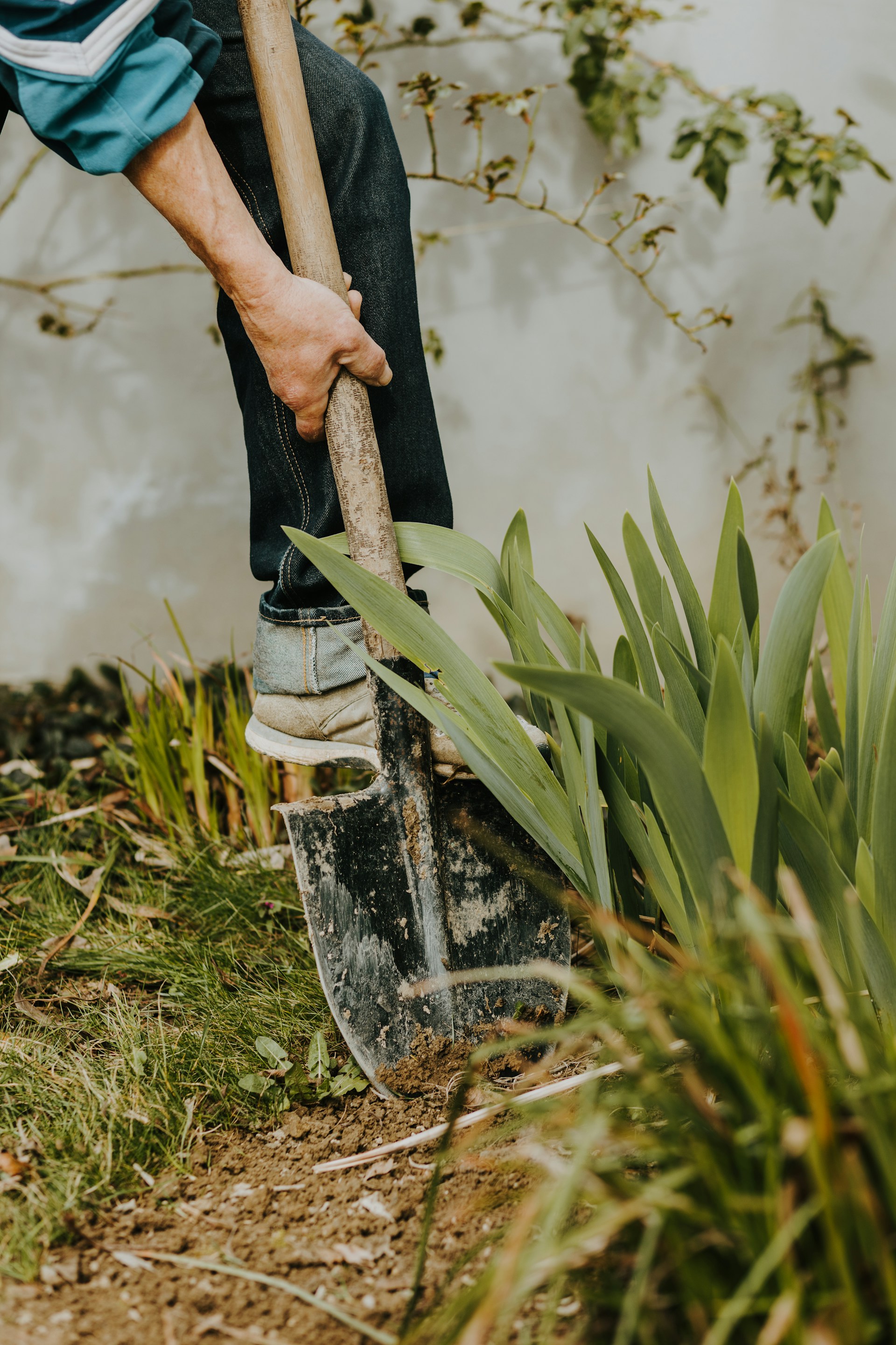 Gartenarbeit mit Spaten – Hausmeisterservice in Wuppertal